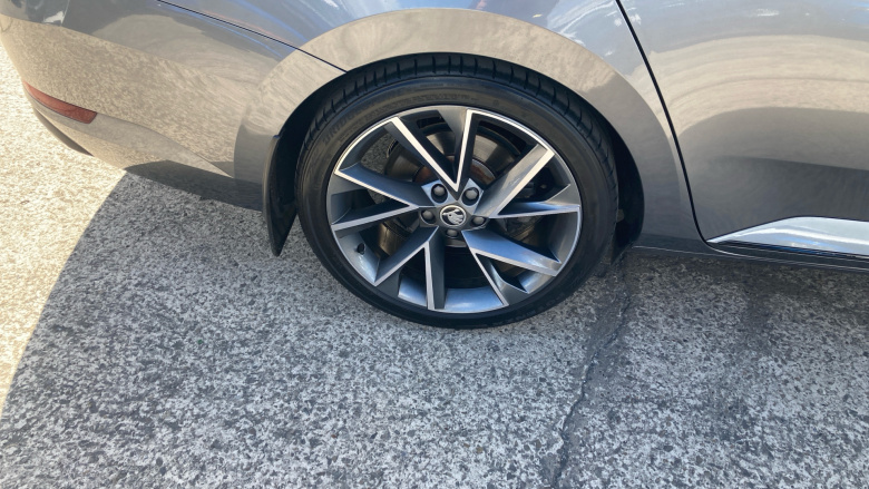Skoda Superb 2.0 TDI CR Sport Line Plus 5dr DSG Diesel Hatchback